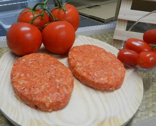 Hamburguesa de Tomate. Hamburguesa es de carne de lomo de cerdo especiada con tomate.