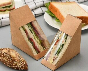 Caja de sandwich. Envase para sandwich de cartón kraft, de forma triangular con ventana.