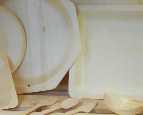 Platos de madera desechables. Platos desechables ecológicos de madera, disponibles en diferentes formas y tamaños.