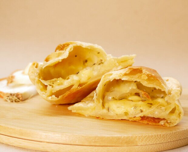 Empanada de cebolla y queso. Disfruta de la perfecta armonía entre el queso gouda y el queso de tetilla
