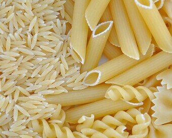 Arroz y Pasta. Variedad de pasta y diferentes clases de arroz