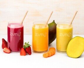 Smoothies de fruta natural. Smoothies de fruta y verdura natural hechos al momento