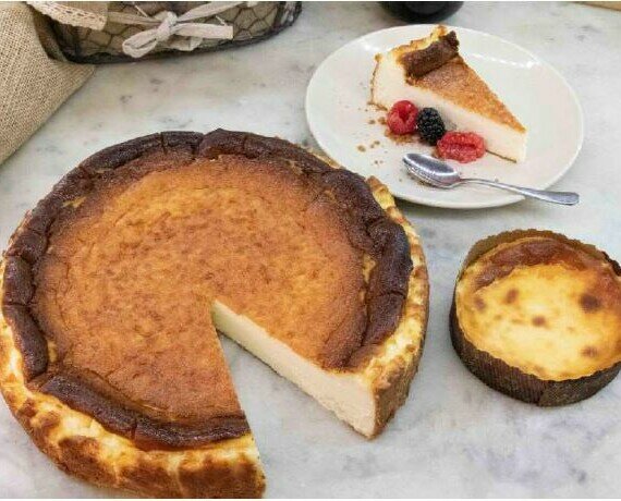 Cheesecake horneado. Clásico pastel de queso al horno tierno y cremoso.