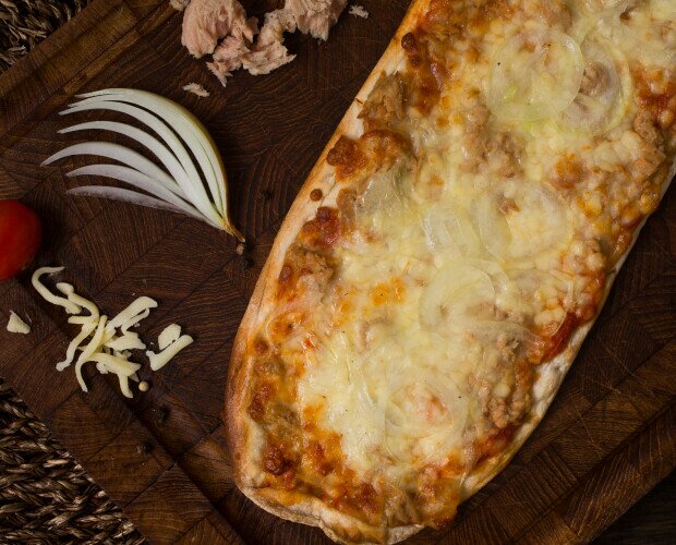 Atún con Cebolla - Pizza Lunga. Salsa de tomate, mozzarella, emmental, atún, cebolla y orégano