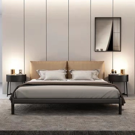 Cama Doble de Cuero y Madera Estilo Italiano