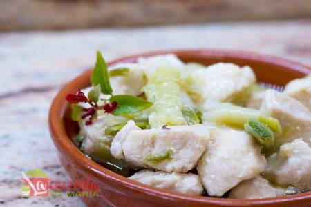 Pechuga de pollo con ajetes tiernos